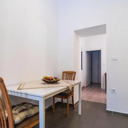 Pet Friendly In With Wifi Apartment Pula